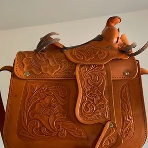 Saddle purse